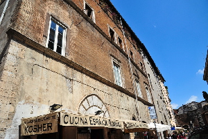 Via_del_Portico_di_Ottavia-Palazzo_al_n_11 (2)