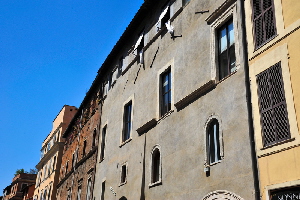 Via_del_Portico_di_Ottavia-Palazzo_dei_Fabi_di_Pescriaal_n_13 (2)