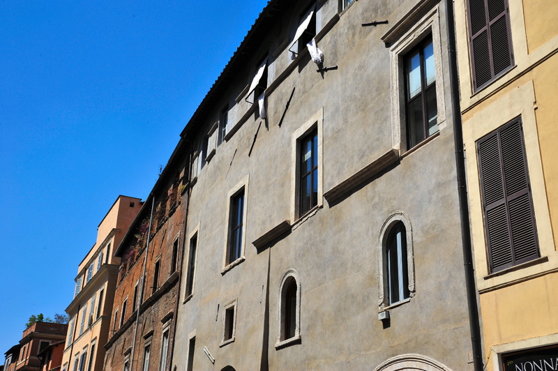 Via_del_Portico_di_Ottavia-Palazzo_dei_Fabi_di_Pescriaal_n_13 (2)
