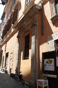 Via_della_Reginella-Antico_portale_al_n_29