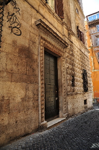 Via_in_Publicolis-Palazzo_Santacroce_al_n_43-Portale