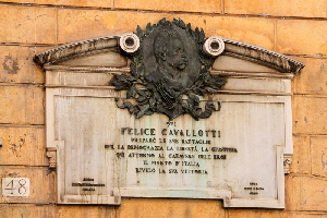 Piazza_Rondanini-Lapide_a_Felice_Cavallotti_al_n_48-1902