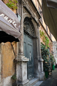 Piazza_dei_Caprettari-Palazzo_Societa_SS_XII_Apostoli-Ingresso