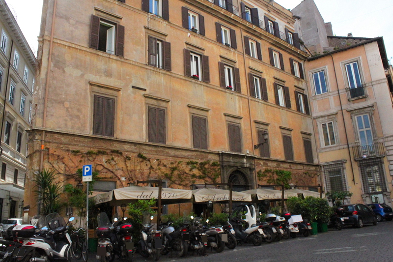 Piazza_dei_Caprettari-Palazzo_Societa_SS_XII_Apostoli
