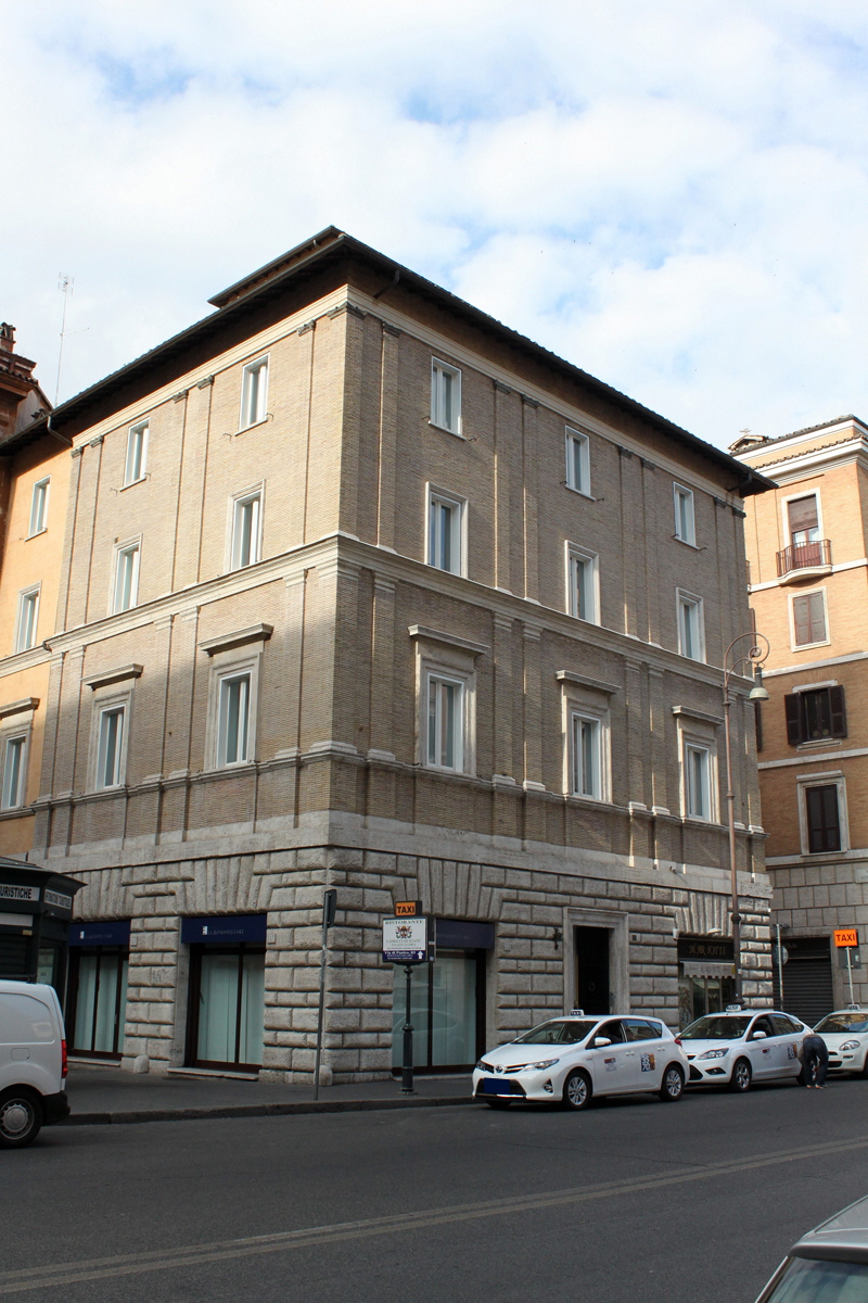 Piazza_delle_Cinque_Lune-Palazzo_Piccolomini