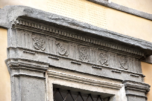 Piazza_delle_Coppelle-Palazzo_al_n_7-Architrave