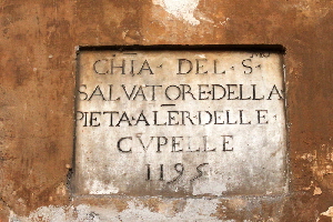 Piazza_delle_Coppelle-Targa di proprieta_sul_fianco_della_Chiesa_di-S_Salvatore_delle_Coppelle (2)