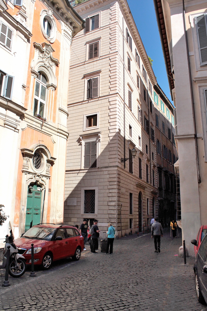 Via_Monterone-Palazzo_Capranica_del_Grillo_al_n_76