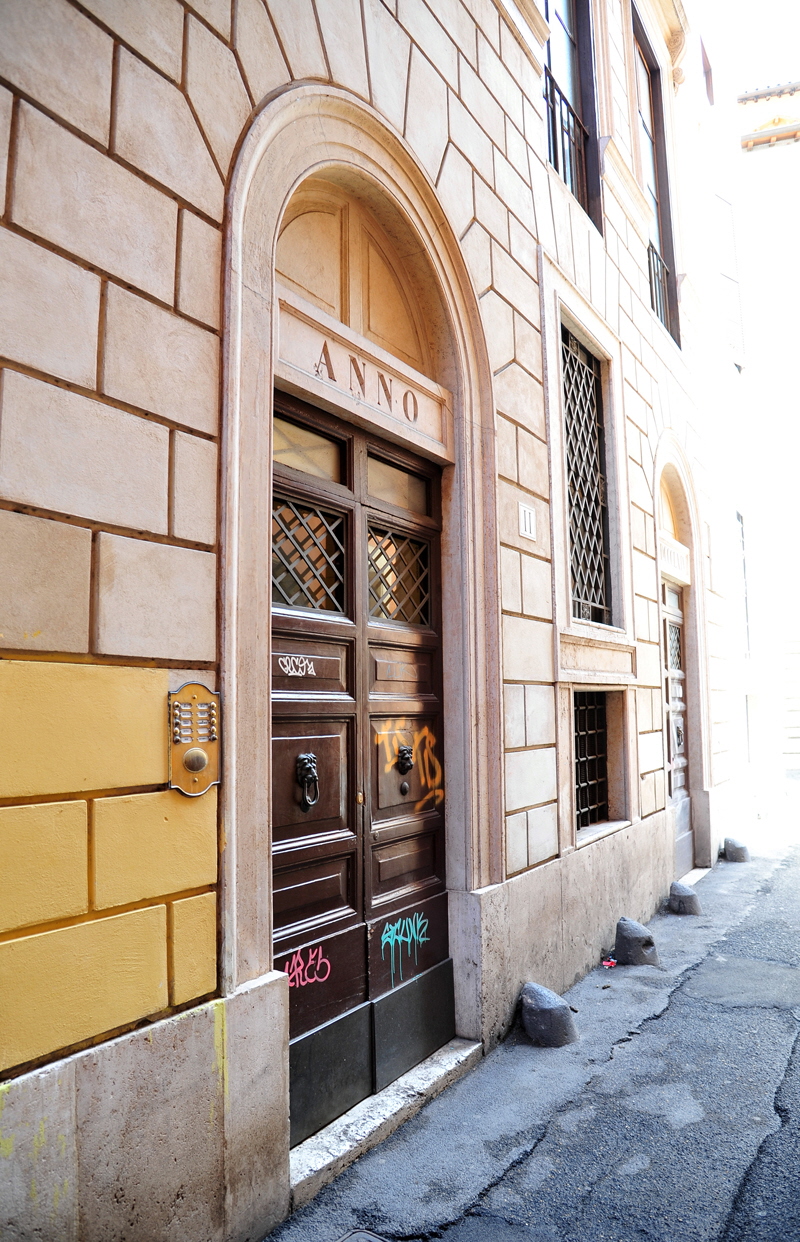 Via_dei_Redentoristi-Palazzo_Capranica_del_Grillo_al_n_11