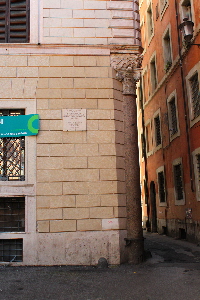 Via_dei_Redentoristi-Palazzo_Capranica_del_Grillo_al_n_7-9-Colonna (2)