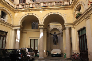 Via_del_Monte_della_Farina-Palazzo_degli_Stabilimenti_Teutonici_di_S_Maria_della_Anima_al_n_23-Cortile (3)