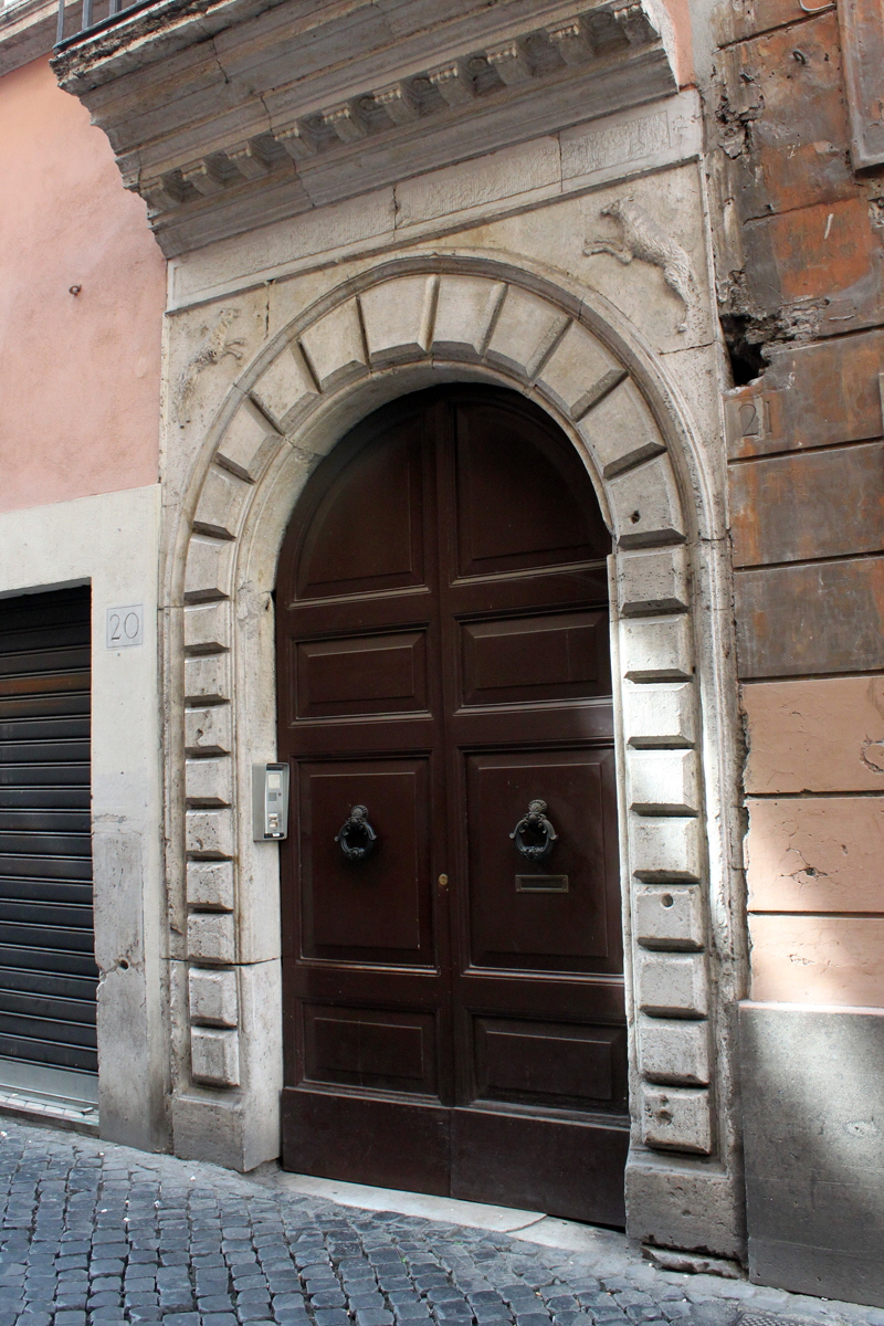 Via_delle_Coppelle-Palazzo_al_n_21-Portone