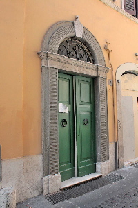 Vicolo_dei_Chiodaroli-Palazzo_al_n_11-Portone