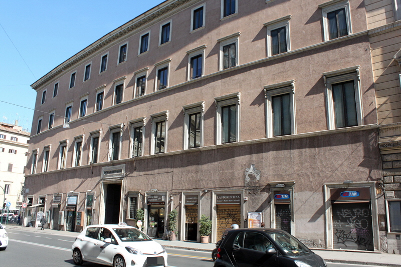 Corso_Vittorio_Emanuele_II-Palazzo_del_Card_Andrea_della_Valle_al_n_101 (2)