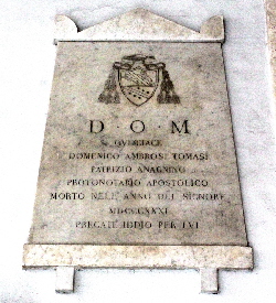 Piazza_S_Eustachio-Chiesa_omonima-Portico-Lapide_di_Domenico_Ambrosi_Tommasi-1831