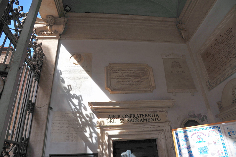 Piazza_S_Eustachio-Chiesa_omonima-portico