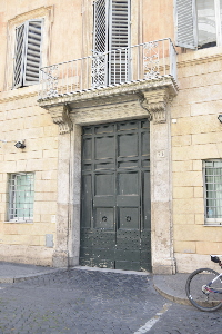 Piazza_S_Luigi_dei_Francesi-Palazzo_al_n_34-Prtone