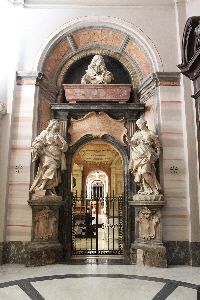 Piazza_di_S_Andrea_della_Valle-Chiesa_omonima-Lapide_di_Gaspare_Thiene-1676