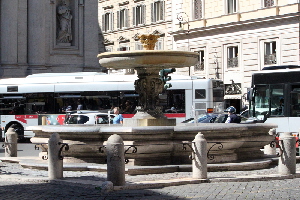 Piazza_di_S_Andrea_della_Valle-Fontana