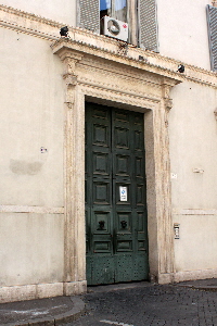 Piazza_di_S_Luigi_dei_Francesi-Palazzo_Patrizi_al_n_37-Portone