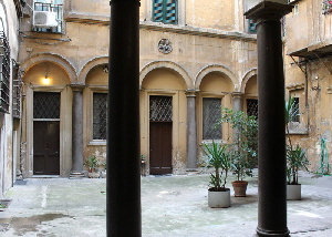 Via_del_Teatro_Valle-Palazzo_Cartoni_al_n_53b.JPG-Cortile