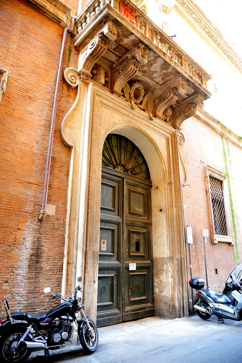 Via_del_Teatro_Valle-Palazzo_della_Sapienza_al_n_33-Portone