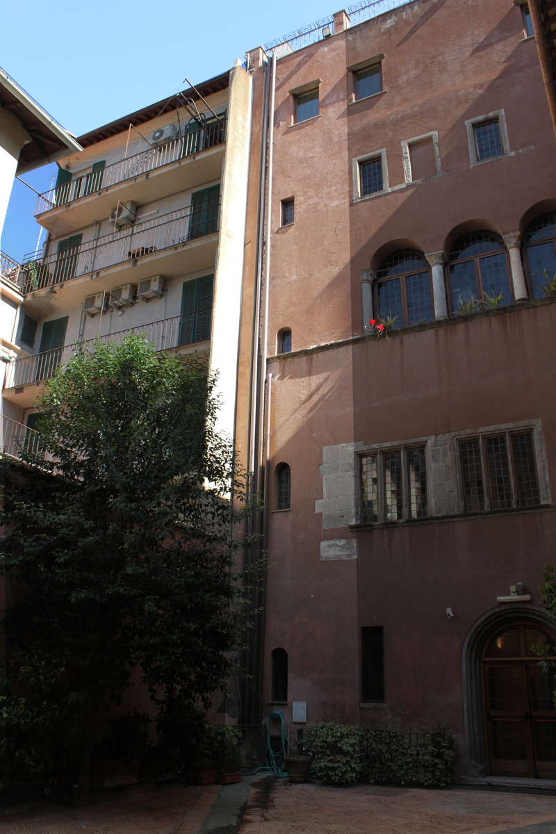 Via_del_Sudario-Palazzo_del_Burcardo_al_n_44-Cortile-Torre_Argentina