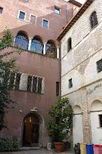Via_del_Sudario-Palazzo_del_Burcardo_al_n_44-Cortile (2)