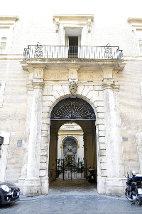 Via_della_Scrofa-Palazzo_al_N_70-Portone (2)