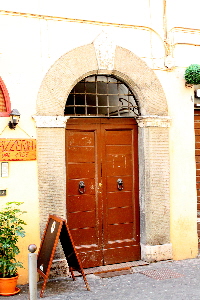 Via_della_Stelletta-Palazzo_XV_sec_al_n_26-Portone