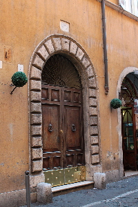 Via_della_Stelletta-Palazzo_dei_Sante-Croci_al_n_7-Portone