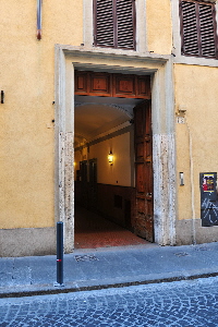 Via_di_Torre_Argentina-Palazzo_Strozzi_al_n_18-Portone