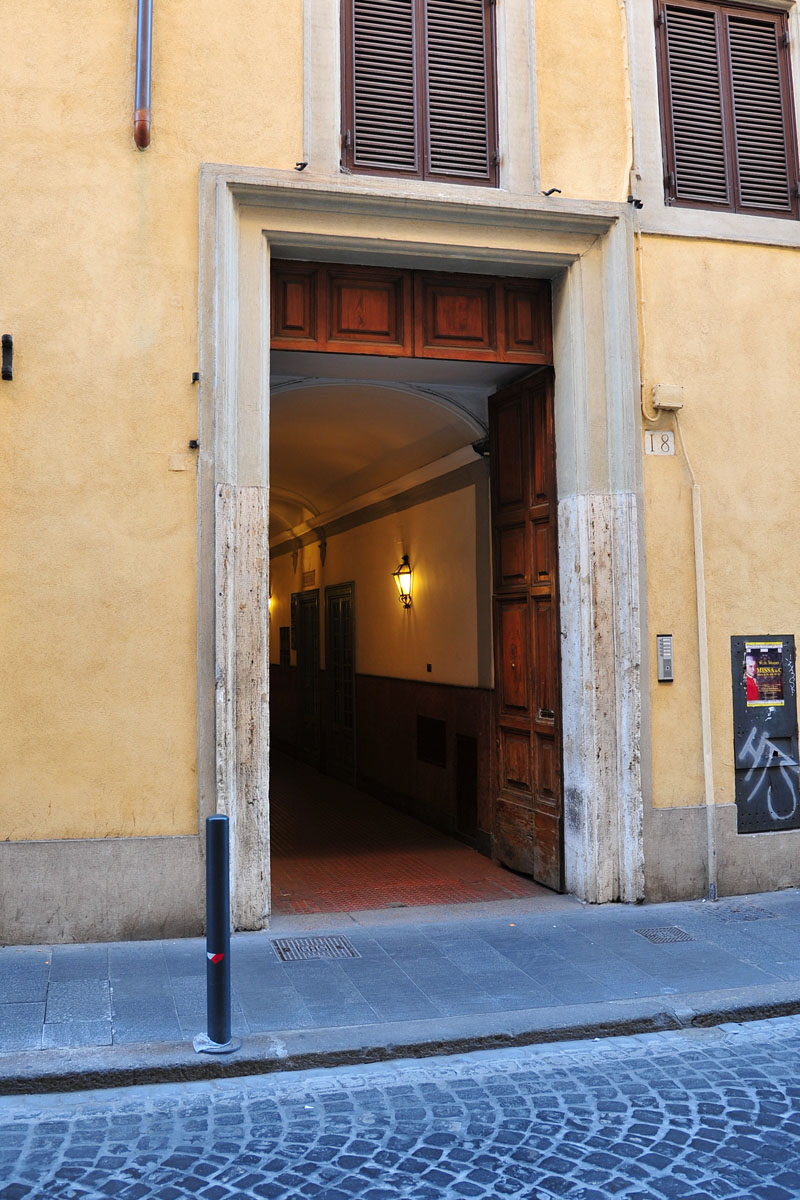Via_di_Torre_Argentina-Palazzo_Strozzi_al_n_18-Portone