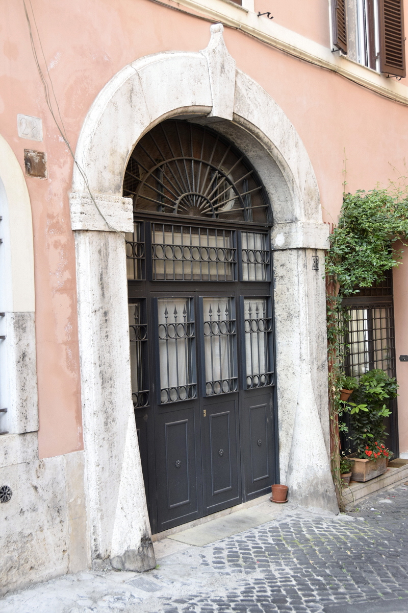 Via_Arco_dei_Tolomei-Palazzo_al_n_28-Portone
