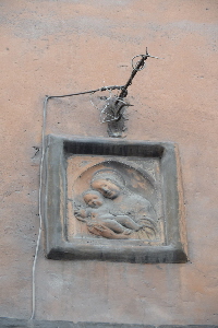 Via_della_Botticella-Palazzo_al_n_28-Edicola