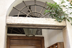 Vicolo del Bologna-Palazzo_al_n_10-Architrave