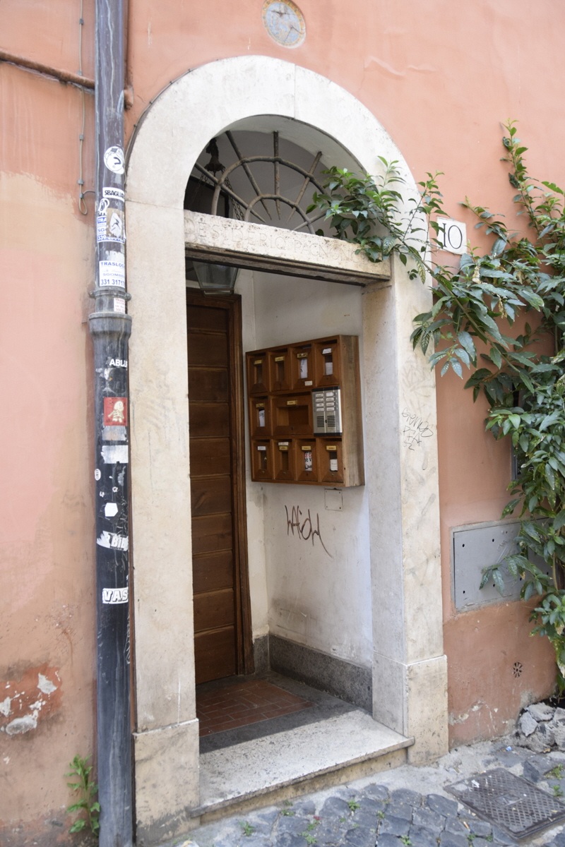 Vicolo del Bologna-Palazzo_al_n_10-Portone