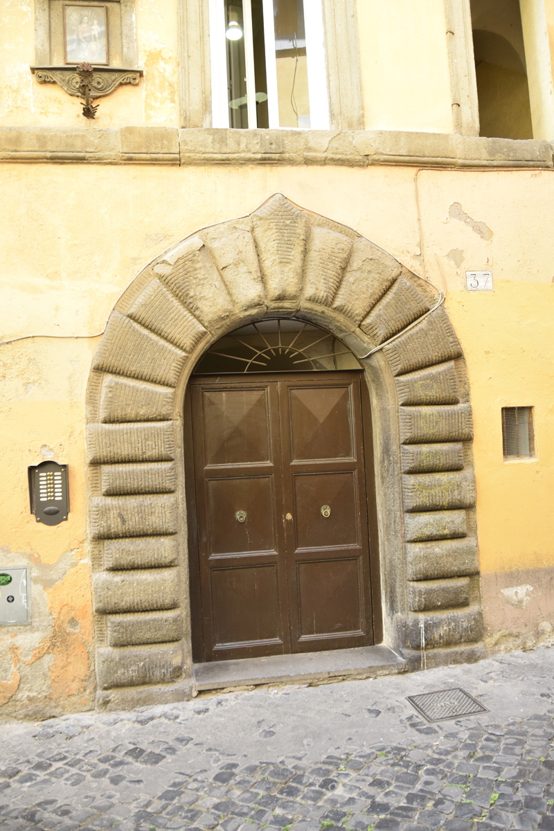 Vicolo del Bologna-Palazzo_al_n_37-Portone