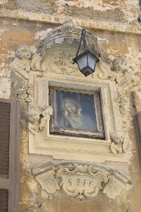 Vicolo del Bologna-Palazzo_al_n_6-Edicola
