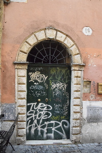 Vicolo_del_Cinque-Palazzo_al_n_16-Portone