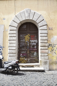 Vicolo_del_Cinque-Palazzo_al_n_24-Portone