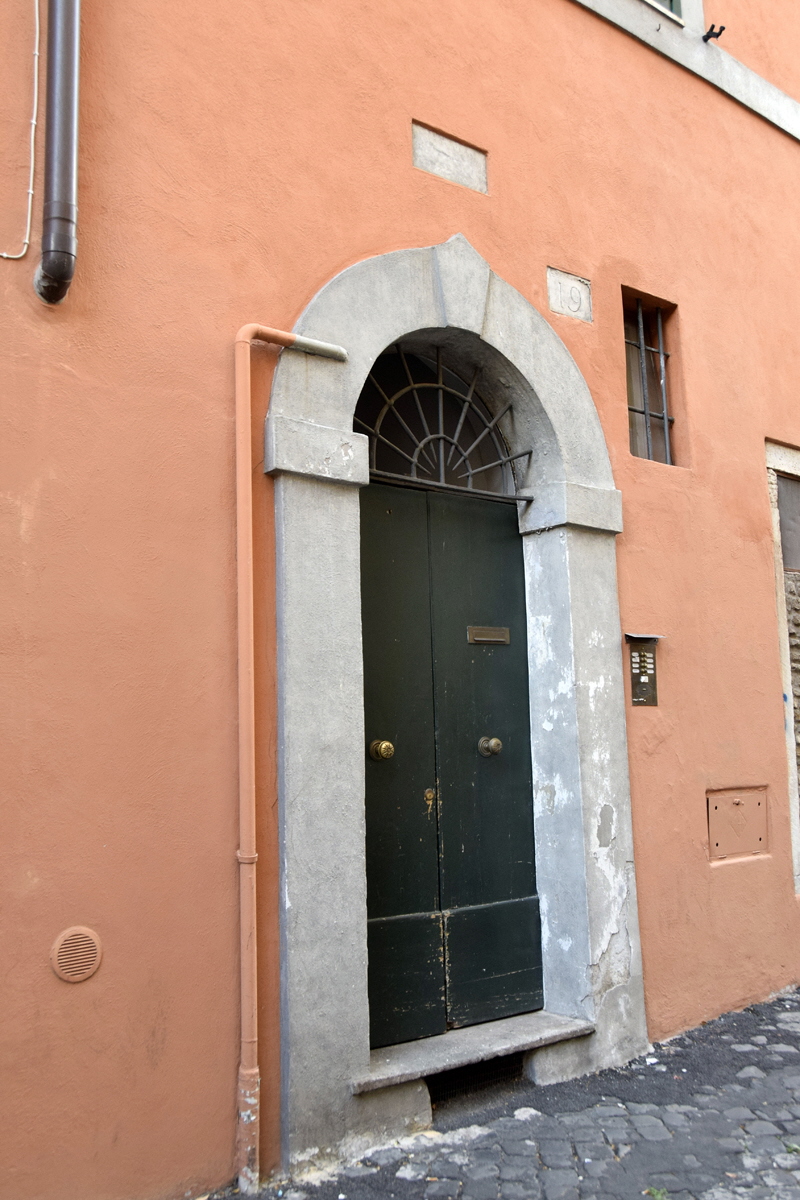 Vicolo_dell_Atleta-Palazzo_al_n_19-Portone