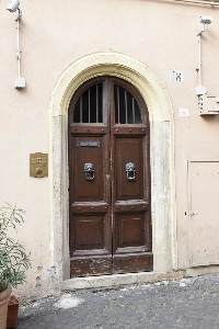 Via_della_Gensola-Palazzo_al_n_18-Portone