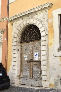 Piazza_dei_Mercanti-Palazzo_al_n_13-Portone