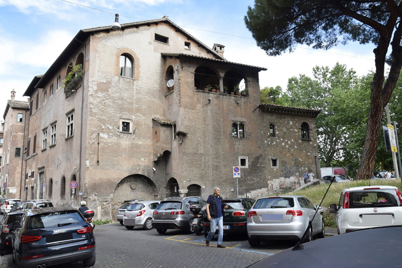 Piazza_in_Piscinula-Fianco_Palazzo_Mattei