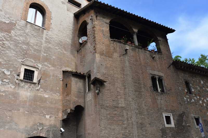 Piazza_in_Piscinula-Fianco_Palazzo_Mattei (10)