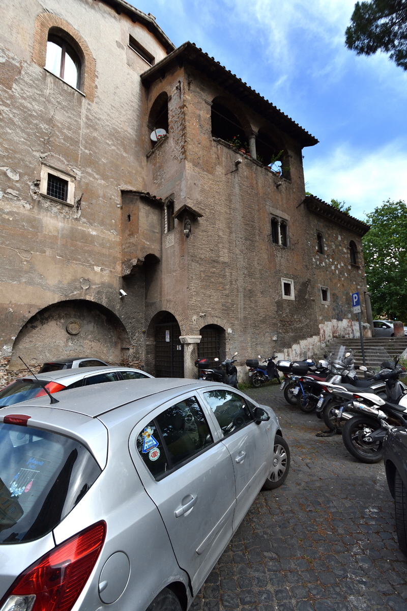 Piazza_in_Piscinula-Fianco_Palazzo_Mattei (8)