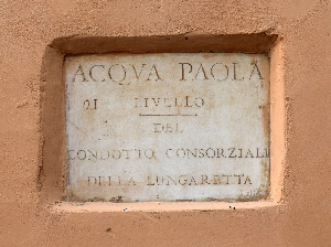 Piazza_in_Piscinula-Fianco_Palazzo_al_n_65-Livello_acqua_Paola