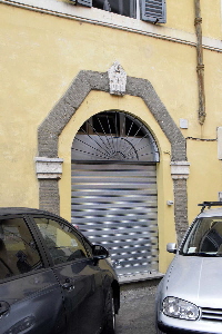 Via_degli_Orti_di_Alibert-Palazzo_al_n_8-portone