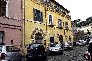 Via_degli_Orti_di_Alibert-Palazzo_al_n_8_01